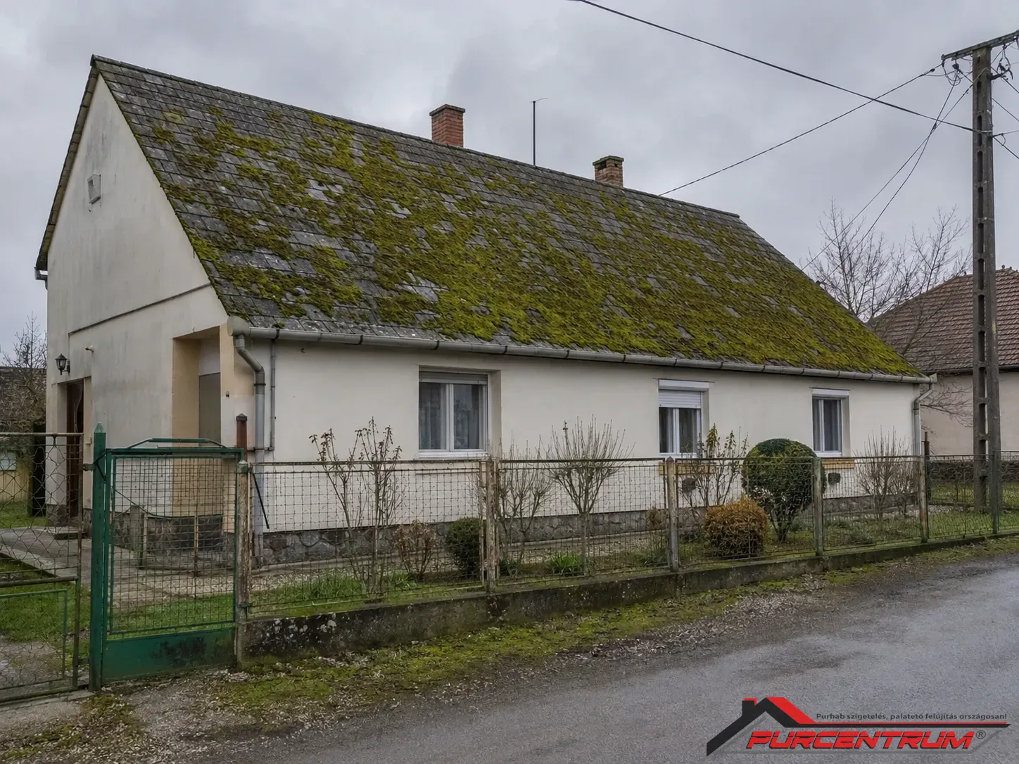 Hogyan előzhető meg a moha és az alga megtelepedése a tetőn?